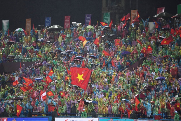 Breaking moment on Nguyen Hue pedestrian street after U23 Vietnam's victory: fans cheered and celebrated in the rain - Photo 9.