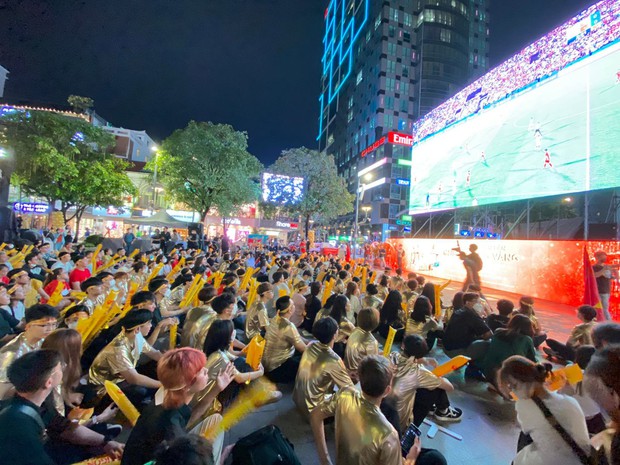 U23 Việt Nam - U23 Myanmar: CĐV Hải Phòng vượt hàng trăm cây số để cổ vũ cho thầy trò Park Hang-seo, phố đi bộ Nguyễn Huệ vẫn rực lửa sau mưa lớn - Ảnh 7. U23 Việt Nam - U23 Myanmar: CĐV Hải Phòng vượt hàng trăm cây số để cổ vũ cho thầy trò Park Hang-seo, phố đi bộ Nguyễn Huệ vẫn rực lửa sau mưa lớn - Ảnh 7.