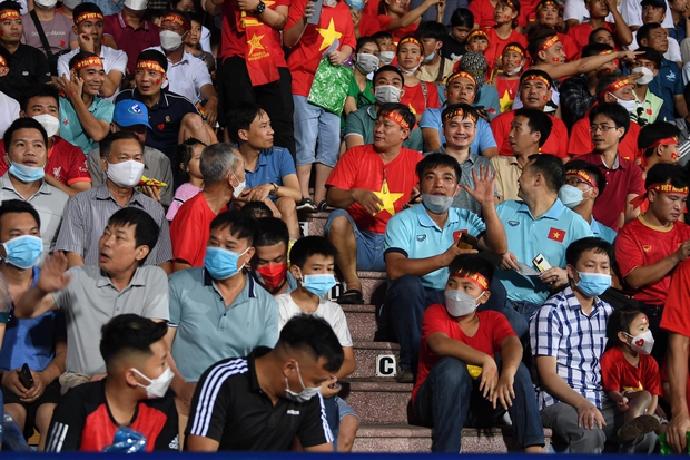 U23 Việt Nam - U23 Myanmar: CĐV Hải Phòng vượt hàng trăm cây số để cổ vũ cho thầy trò Park Hang-seo, phố đi bộ Nguyễn Huệ vẫn rực lửa sau mưa lớn - Ảnh 6. U23 Việt Nam - U23 Myanmar: CĐV Hải Phòng vượt hàng trăm cây số để cổ vũ cho thầy trò Park Hang-seo, phố đi bộ Nguyễn Huệ vẫn rực lửa sau mưa lớn - Ảnh 6.