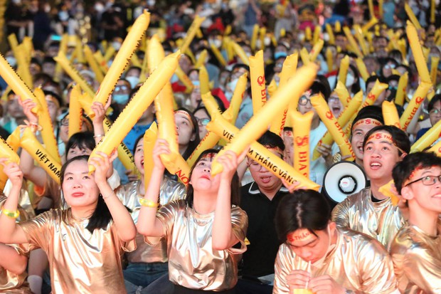U23 Việt Nam - U23 Myanmar: CĐV Hải Phòng vượt hàng trăm cây số để cổ vũ cho thầy trò Park Hang-seo, phố đi bộ Nguyễn Huệ vẫn rực lửa sau mưa lớn - Ảnh 8. U23 Việt Nam - U23 Myanmar: CĐV Hải Phòng vượt hàng trăm cây số để cổ vũ cho thầy trò Park Hang-seo, phố đi bộ Nguyễn Huệ vẫn rực lửa sau mưa lớn - Ảnh 8.