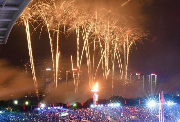 Rực rỡ sắc màu pháo hoa lễ khai mạc SEA Games 31 - Ảnh 2. Rực rỡ sắc màu pháo hoa lễ khai mạc SEA Games 31 - Ảnh 2.