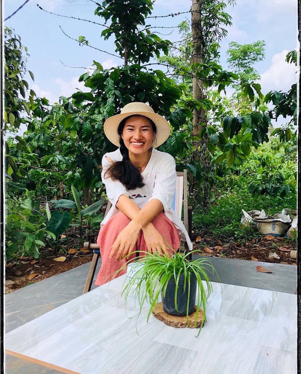 Bỏ giày cao gót về rừng mang ủng làm nông dân, cô gái đáp trả mạnh mẽ câu hỏi kém duyên - Ảnh 2. Bỏ giày cao gót về rừng mang ủng làm nông dân, cô gái đáp trả mạnh mẽ câu hỏi kém duyên - Ảnh 2.