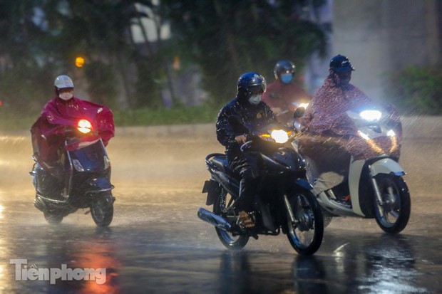 Gió mùa Đông Bắc sắp tràn về, Hà Nội mưa rào và dông từ đêm mai - Ảnh 1. Gió mùa Đông Bắc sắp tràn về, Hà Nội mưa rào và dông từ đêm mai - Ảnh 1.