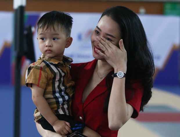 Vợ Vũ Thành An rơi nước mắt khi chứng kiến chồng giành HCV đấu kiếm SEA Games lần thứ 6 - Ảnh 2.