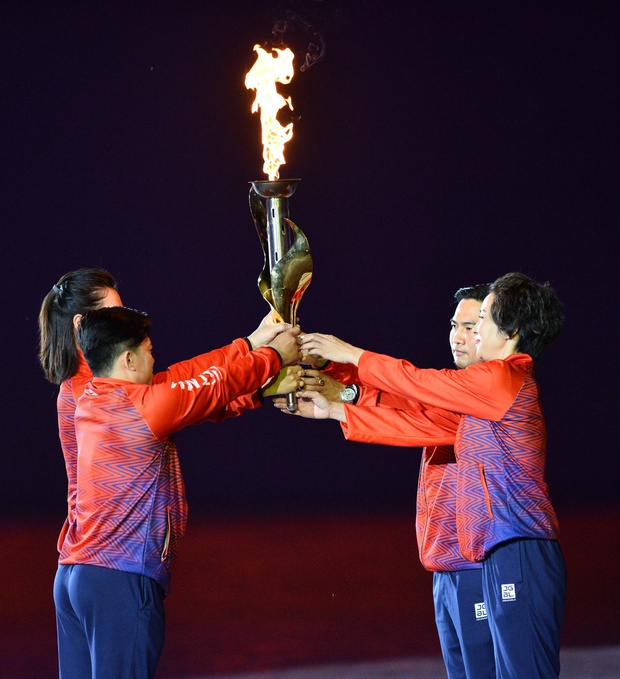 Chị họ thủ môn Văn Lâm tỏa sáng với tiết mục Hồn Sen Việt trong lễ khai mạc SEA Games 31 - Ảnh 11.