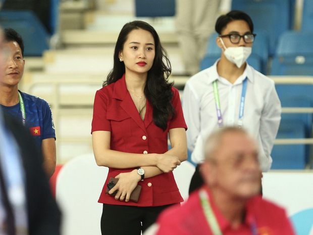 Vợ Vũ Thành An rơi nước mắt khi chứng kiến chồng giành HCV đấu kiếm SEA Games lần thứ 6 - Ảnh 4. Vợ Vũ Thành An rơi nước mắt khi chứng kiến chồng giành HCV đấu kiếm SEA Games lần thứ 6 - Ảnh 4.