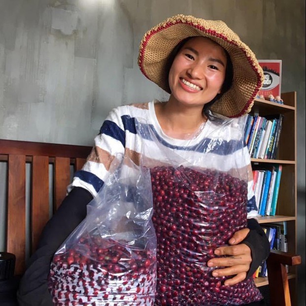 Bỏ giày cao gót về rừng mang ủng làm nông dân, cô gái đáp trả mạnh mẽ câu hỏi kém duyên - Ảnh 6. Bỏ giày cao gót về rừng mang ủng làm nông dân, cô gái đáp trả mạnh mẽ câu hỏi kém duyên - Ảnh 6.