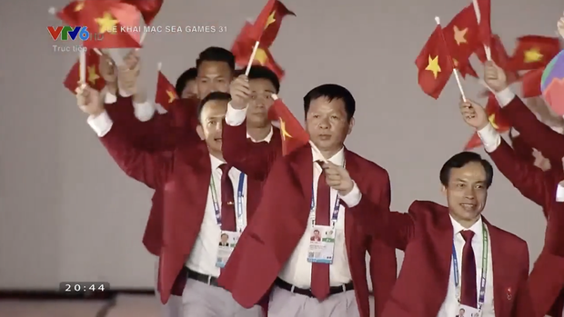 MC Đức Bảo gây ấn tượng với màn dẫn chào bằng 11 thứ tiếng tại khai mạc SEA Games 31 - Ảnh 4. MC Đức Bảo gây ấn tượng với màn dẫn chào bằng 11 thứ tiếng tại khai mạc SEA Games 31 - Ảnh 4.