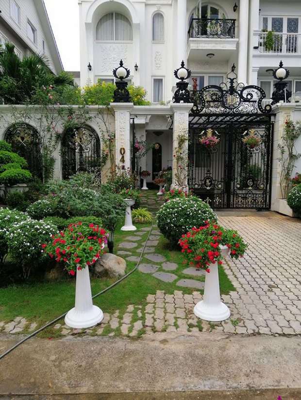 In front of the house, there are these 2 green things that will wake up the treasure of fortune, the whole family is lucky!  - Photo 2.