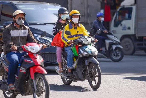Giá xăng lên 30.000 đồng/lít, giới tài xế than thu nhập không đủ nuôi vợ con - Ảnh 1. Giá xăng lên 30.000 đồng/lít, giới tài xế than thu nhập không đủ nuôi vợ con - Ảnh 1.