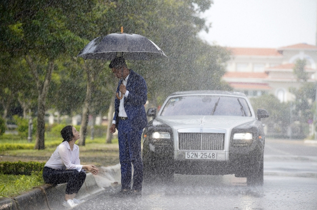 Lý Nhã Kỳ đem siêu xe, du thuyền, biệt thự dát vàng vào “Kẻ thứ 3” - Ảnh 2.