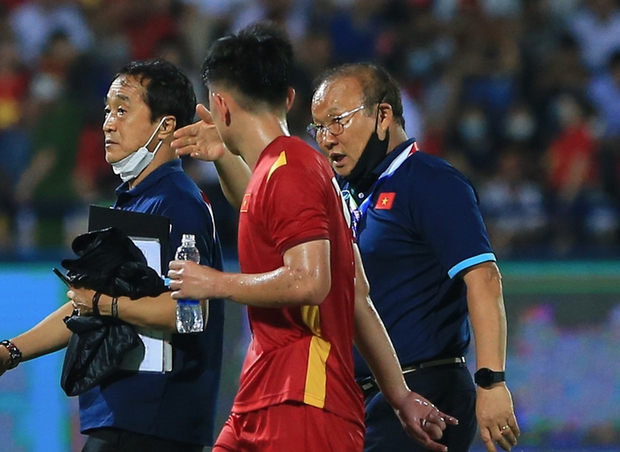 Chùm ảnh: HLV Park Hang-seo có biểu cảm khó hiểu khi trọng tài không thổi 11m cho U23 Việt Nam - Ảnh 7. Chùm ảnh: HLV Park Hang-seo có biểu cảm khó hiểu khi trọng tài không thổi 11m cho U23 Việt Nam - Ảnh 7.