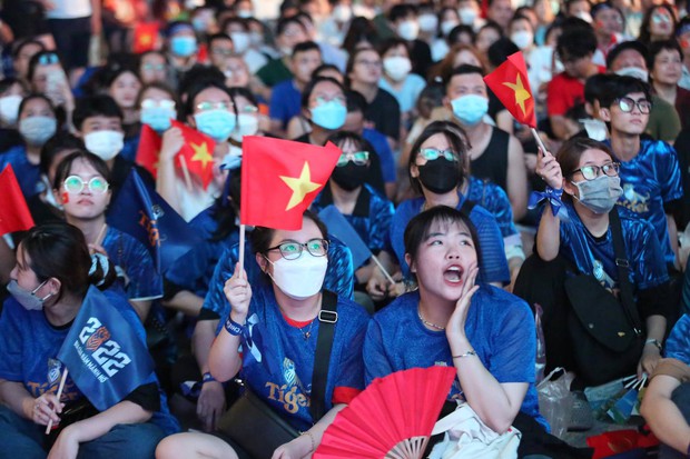 Bất chấp trời mưa, CĐV tại phố đi bộ Nguyễn Huệ vẫn cuồng nhiệt cổ vũ cho U23 Việt Nam - Ảnh 3. Bất chấp trời mưa, CĐV tại phố đi bộ Nguyễn Huệ vẫn cuồng nhiệt cổ vũ cho U23 Việt Nam - Ảnh 3.