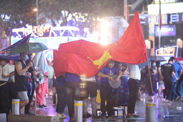 Bất chấp trời mưa, CĐV tại phố đi bộ Nguyễn Huệ vẫn cuồng nhiệt cổ vũ cho U23 Việt Nam - Ảnh 5. Bất chấp trời mưa, CĐV tại phố đi bộ Nguyễn Huệ vẫn cuồng nhiệt cổ vũ cho U23 Việt Nam - Ảnh 5.