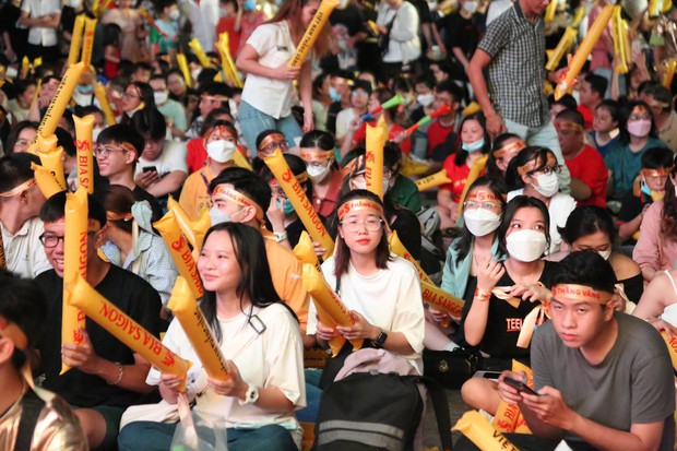 Bất chấp trời mưa, CĐV tại phố đi bộ Nguyễn Huệ vẫn cuồng nhiệt cổ vũ cho U23 Việt Nam - Ảnh 1. Bất chấp trời mưa, CĐV tại phố đi bộ Nguyễn Huệ vẫn cuồng nhiệt cổ vũ cho U23 Việt Nam - Ảnh 1.