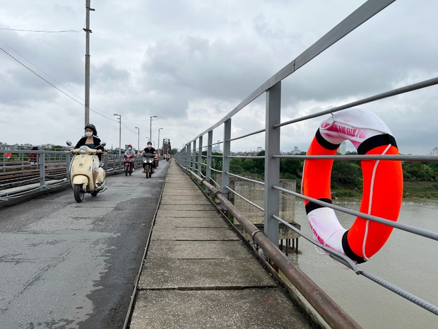 33 chiếc phao cứu sinh xuất hiện trên các cây cầu ở Hà Nội và câu chuyện ý nghĩa đằng sau - Ảnh 1.