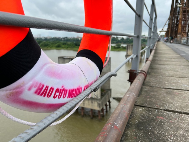 33 lifebuoys appeared on bridges in Hanoi and the meaningful story behind - Photo 3.