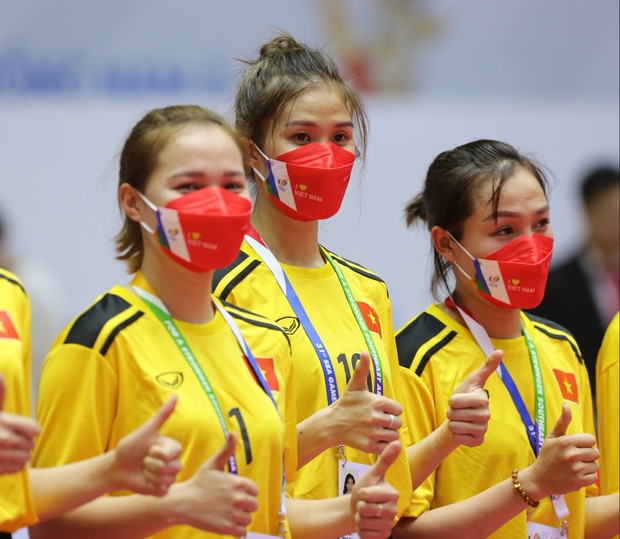 Chuyện tình đẹp tại SEA Games 31: Vừa nhận huy chương vàng, VĐV quỳ gối cầu hôn bạn gái tuyển thủ cầu mây - Ảnh 3. Chuyện tình đẹp tại SEA Games 31: Vừa nhận huy chương vàng, VĐV quỳ gối cầu hôn bạn gái tuyển thủ cầu mây - Ảnh 3.