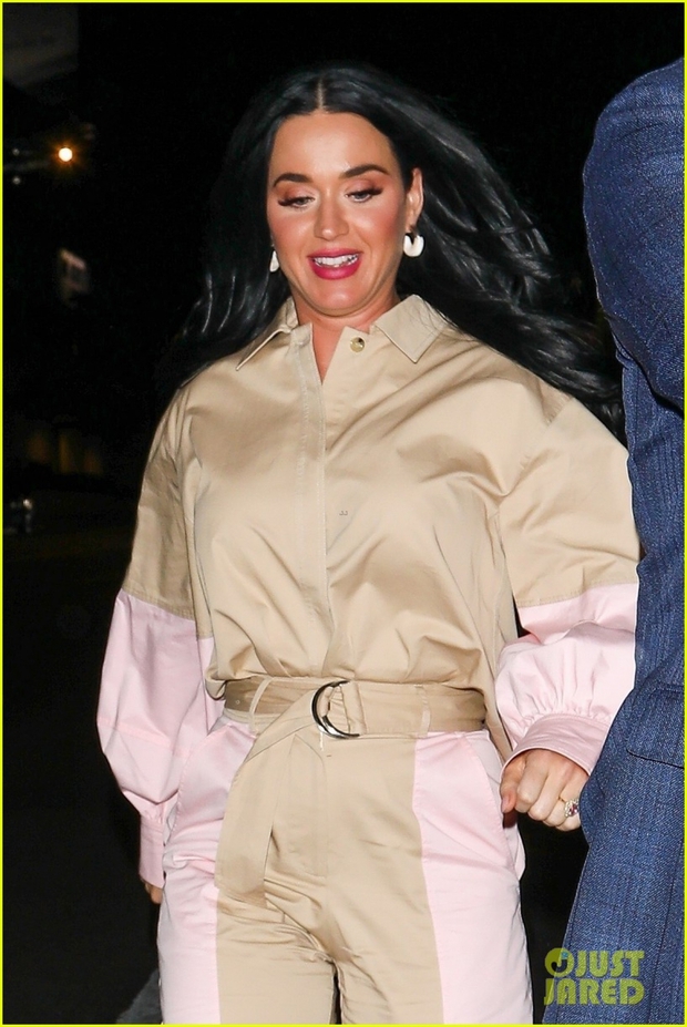 Mother of one Katy Perry radiantly goes to dinner with friends - Photo 3.