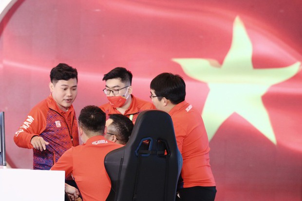 Văn Toàn xuất hiện cổ vũ ĐT FO4 Việt Nam thi đấu playoffs SEA Games 31 - Ảnh 4.