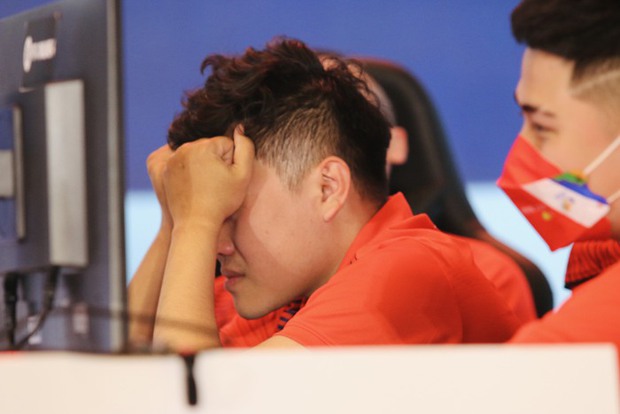 Tuyển thủ FO4 Việt Nam bật khóc khi ván đấu quyết định tranh HCV SEA Games 31 chưa khép lại - Ảnh 4.