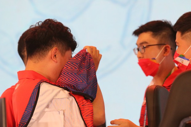 Tuyển thủ FO4 Việt Nam bật khóc khi ván đấu quyết định tranh HCV SEA Games 31 chưa khép lại - Ảnh 8.