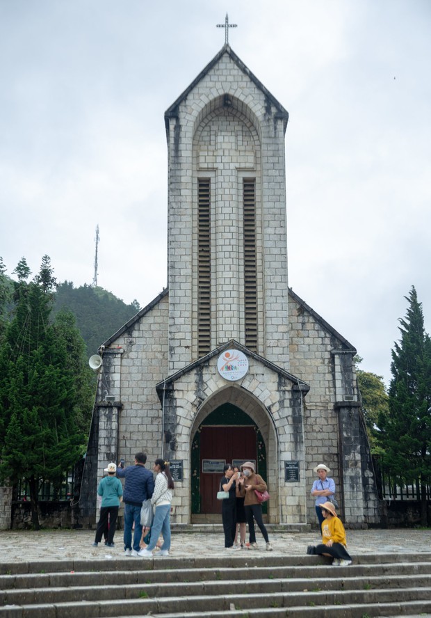 Sa Pa chuyển rét đậm giữa tháng 5, nhiều du khách thích thú trải nghiệm phố núi yên bình - Ảnh 11.