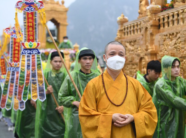 Hàng nghìn du khách thập phương đội mưa dự lễ Phật Đản tại ngôi chùa lớn nhất thế giới - Ảnh 7.