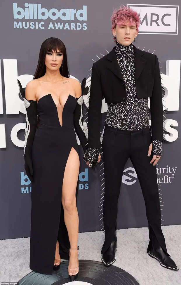 Billboard 2022: Megan Fox diện váy xẻ ngực sâu chưa bạo bằng Doja Cat - Ảnh 1.