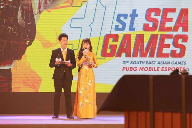 MC Thảo Trang duyên dáng cùng tà áo dài tại SEA Games 31 - Ảnh 1.