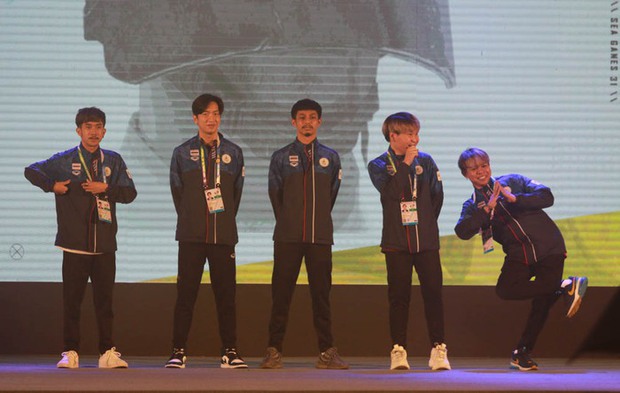 MC Thảo Trang duyên dáng cùng tà áo dài tại SEA Games 31 - Ảnh 10.
