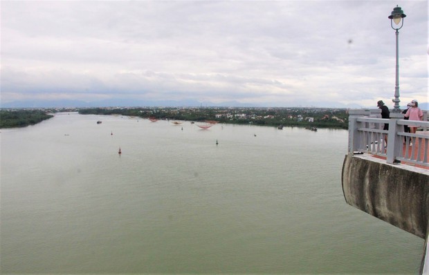 Cha ôm con gái nhỏ nhảy cầu Cửa Đại ở Hội An tự tử, đã tìm thấy thi thể người cha - Ảnh 1.