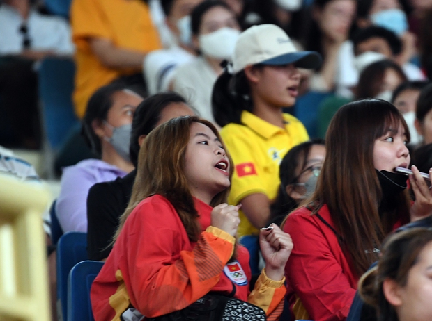 Trực tiếp đến xem đấu kiếm SEA Games 31: Kịch tính đến nghẹt thở, khán giả so sánh VĐV ngoài đời ngầu hơn cả phim Hàn - Ảnh 8.