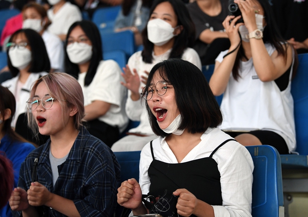 Trực tiếp đến xem đấu kiếm SEA Games 31: Kịch tính đến nghẹt thở, khán giả so sánh VĐV ngoài đời ngầu hơn cả phim Hàn - Ảnh 11.