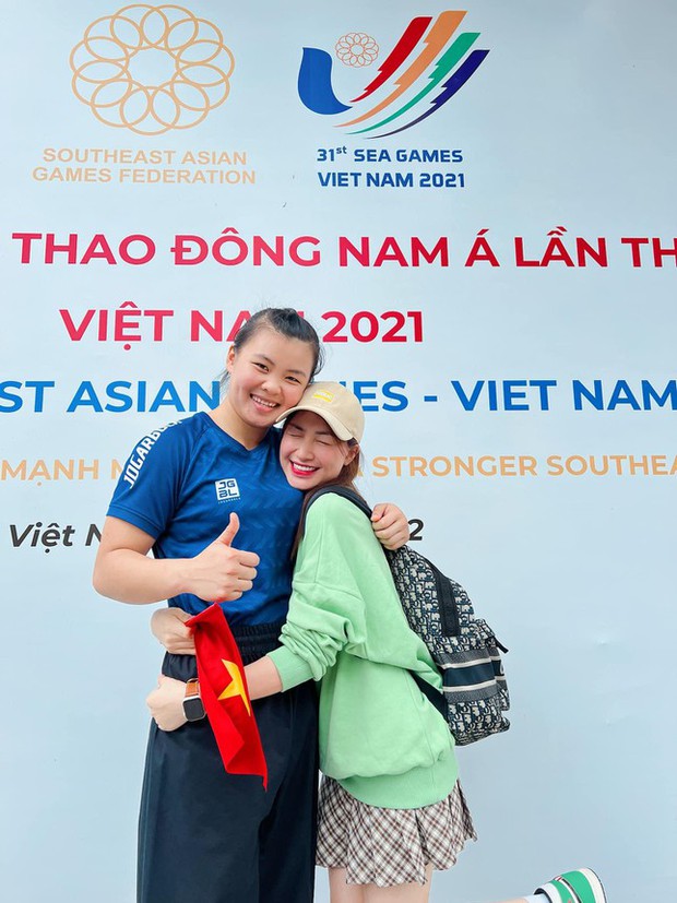 Đi cổ vũ SEA Games, Hòa Minzy đăng ảnh dìm chiều cao bên VĐV bóng chuyền Việt Nam - Ảnh 1.