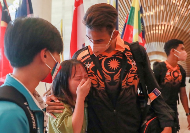 Nữ tình nguyện viên Việt Nam khóc khi chia tay U23 Malaysia ở Việt Trì  - Ảnh 4.