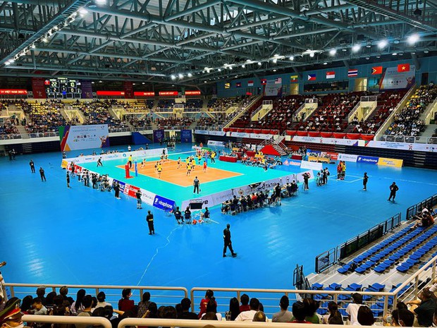 Đi cổ vũ SEA Games, Hòa Minzy đăng ảnh dìm chiều cao bên VĐV bóng chuyền Việt Nam - Ảnh 5.