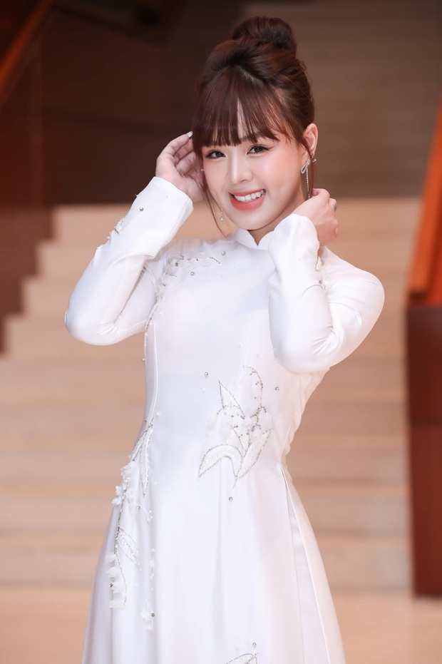 MC Thảo Trang diện áo dài trắng xinh như hoa hậu trên sân khấu SEA Games, cộng đồng tràn vào Instagram thả tim - Ảnh 1.