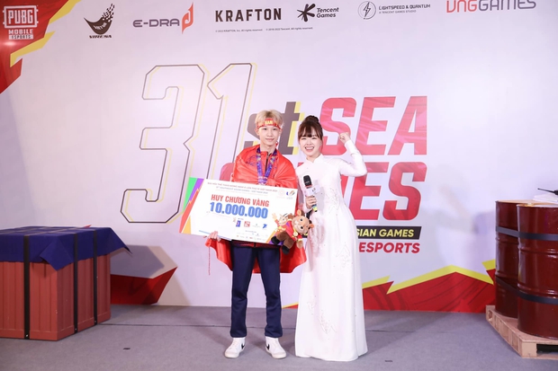 MC Thảo Trang diện áo dài trắng xinh như hoa hậu trên sân khấu SEA Games, cộng đồng tràn vào Instagram thả tim - Ảnh 5.