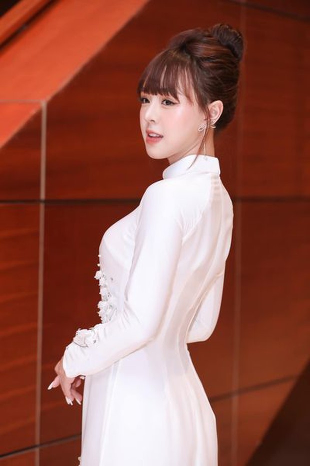 MC Thảo Trang diện áo dài trắng xinh như hoa hậu trên sân khấu SEA Games, cộng đồng tràn vào Instagram thả tim - Ảnh 3.