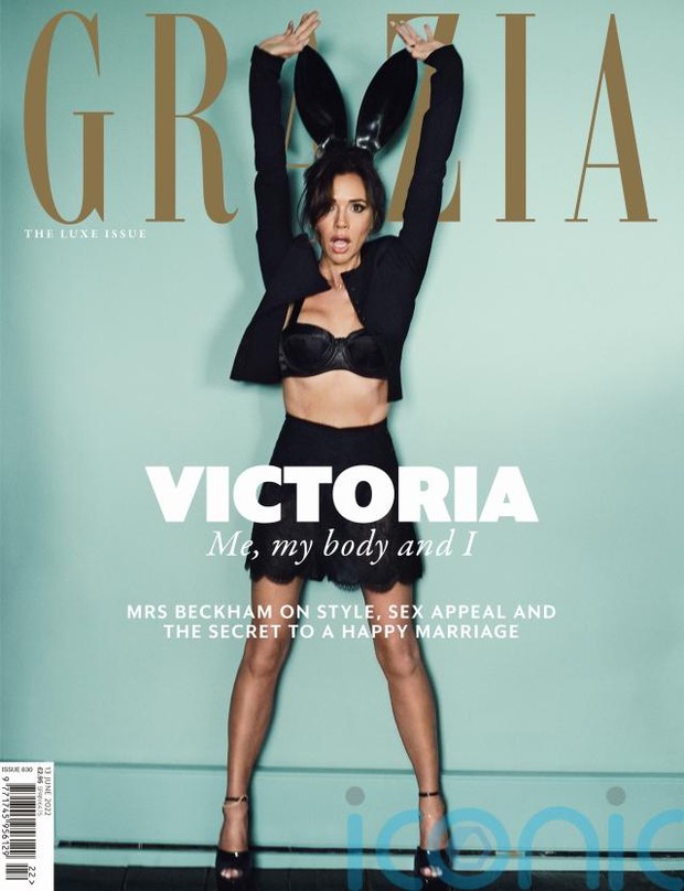 Victoria Beckham phanh áo lộ nội y trên bìa tạp chí, thừa nhận gầy đã lỗi thời - Ảnh 1.