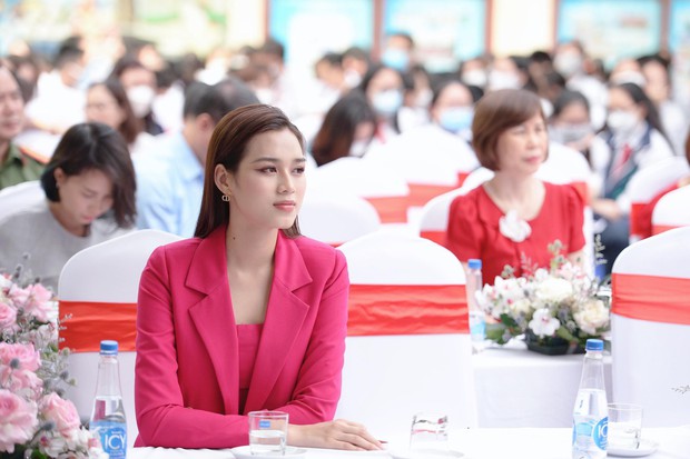 Hoa hậu Đỗ Thị Hà nói về áp lực khi bị so sánh với bạn học thời cấp 2 - Ảnh 1.