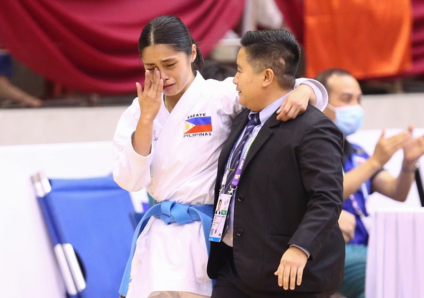 Những giọt nước mắt của người thắng, kẻ thua trong ngày khai màn Karate SEA Games 31 - Ảnh 12.