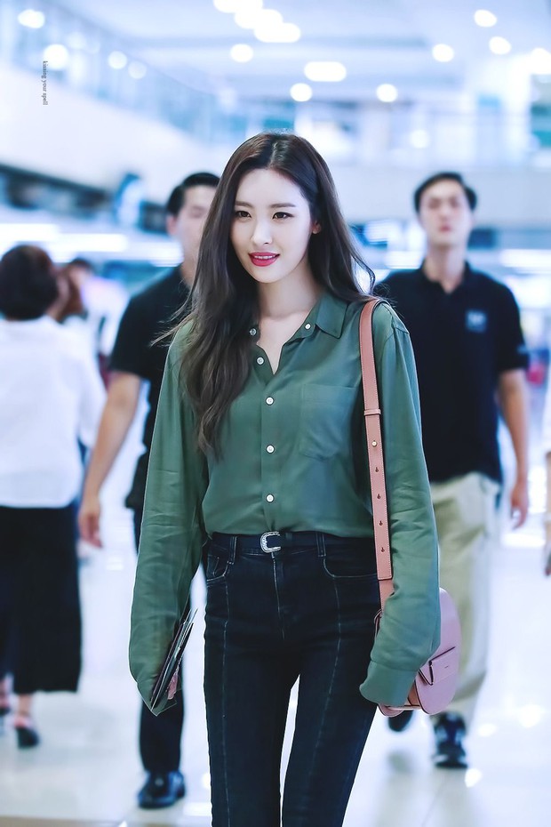 Muốn diện đồ mùa hè trẻ trung như sao Hàn, bạn chỉ cần đầu tư vào 5 món thời trang - Ảnh 5. Muốn diện đồ mùa hè trẻ trung như sao Hàn, bạn chỉ cần đầu tư vào 5 món thời trang - Ảnh 5.