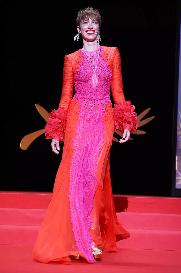 Thảm đỏ Cannes lần thứ 75 ngày 1: Mỹ nhân Những Bà Nội Trợ Kiểu Mỹ diện đầm xuyên thấu giữa dàn sao Hollywood - Ảnh 8.