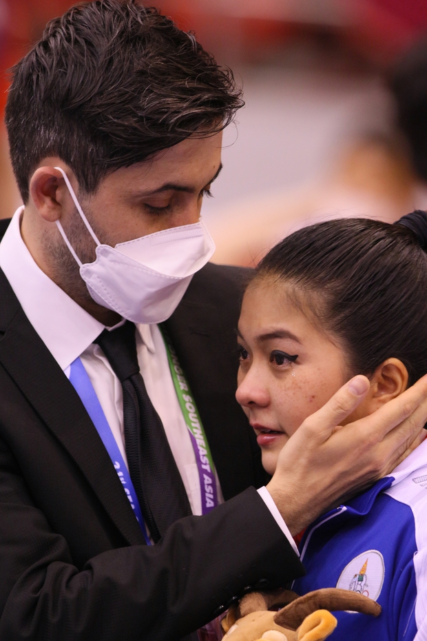 Những giọt nước mắt của người thắng, kẻ thua trong ngày khai màn Karate SEA Games 31 - Ảnh 8.