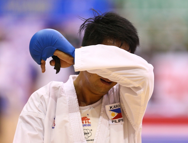 Những giọt nước mắt của người thắng, kẻ thua trong ngày khai màn Karate SEA Games 31 - Ảnh 10.