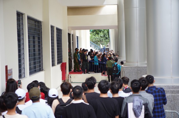 Dù thua Việt Nam, phù thủy Efren Reyes được hàng trăm cổ động viên vây kín, cổ vũ nhiệt tình - Ảnh 8. Dù thua Việt Nam, phù thủy Efren Reyes được hàng trăm cổ động viên vây kín, cổ vũ nhiệt tình - Ảnh 8.