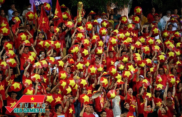 Bán kết U23 Việt Nam - U23 Malaysia: Cờ đỏ sao vàng nhuộm đỏ sân Việt Trì, phố đi bộ Nguyễn Huệ mở hội náo nhiệt - Ảnh 3.