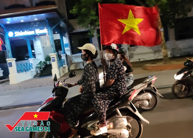 Ảnh, clip: CĐV cả nước vỡ òa, nhiều người ở Hà Nội và TP.HCM đổ ra đường ăn mừng chiến thắng nghẹt thở của U23 Việt Nam - Ảnh 39.